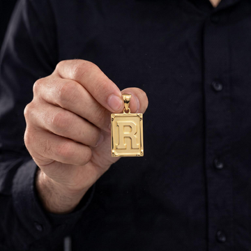 PINGENTE LETRA R NA CHAPA - BANHADO A OURO 18K