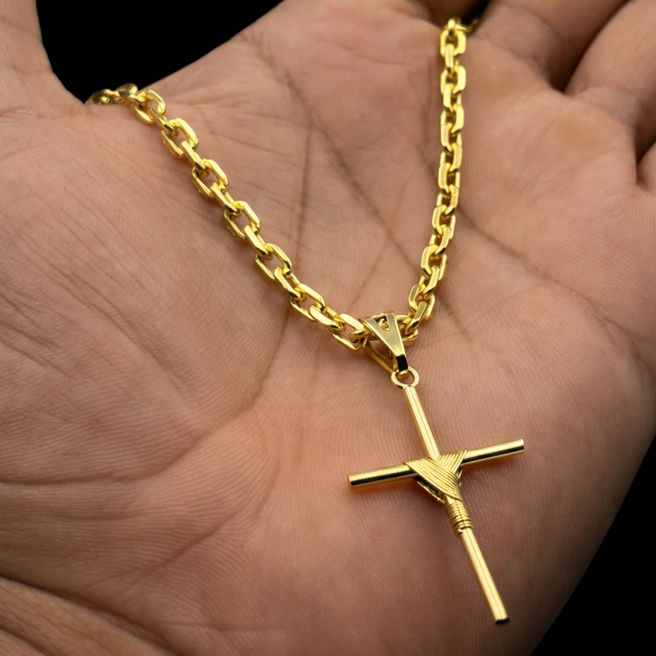 CORRENTE CADEADO DE QUINA 4MM - 70CM (FECHO BOMBA) + PINGENTE CRUZ ENROLADA MÉDIA (BANHADO A OURO 18K)