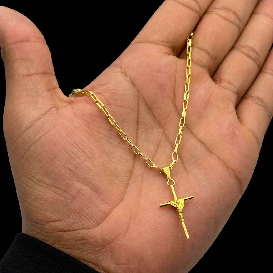 CORRENTE TIJOLINHO 2MM - 70CM (FECHO BOMBA) + PINGENTE CRUZ ENROLADA PEQUENA - BANHADO A OURO 18K