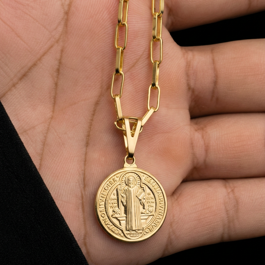 CORRENTE TIJOLINHO 4MM - 70CM (FECHO BOMBA) + PINGENTE MEDALHA DE SÃO BENTO MÉDIA (BANHADO A OURO 18K)