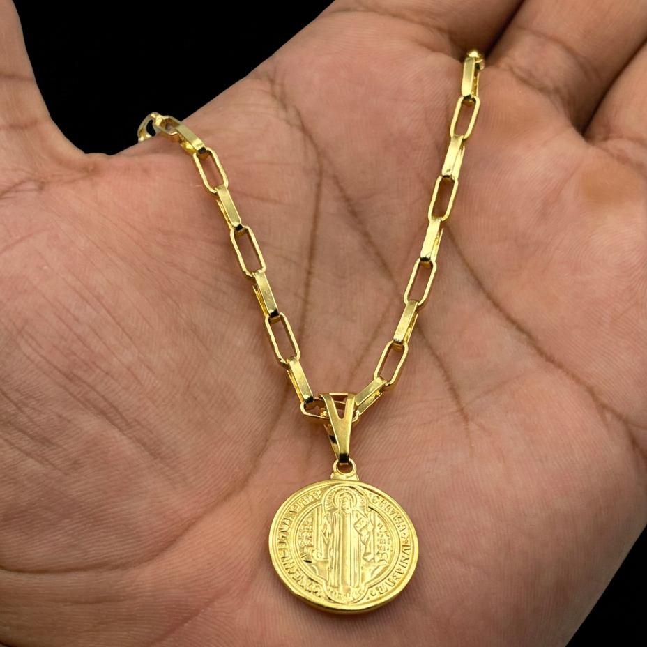 CORRENTE TIJOLINHO 4MM - 70CM (FECHO BOMBA) + PINGENTE MEDALHA DE SÃO BENTO MÉDIA (BANHADO A OURO 18K)