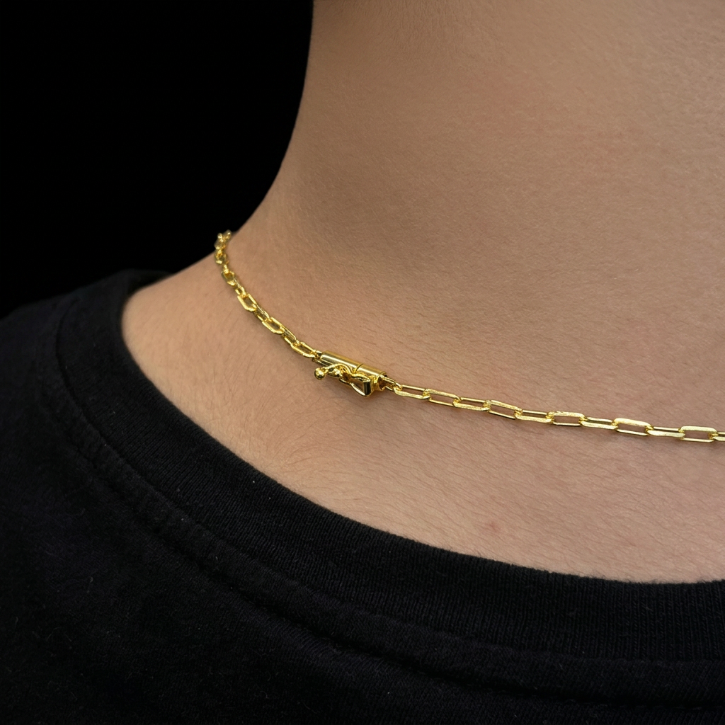 CORRENTE TIJOLINHO DE QUINA 2MM - 70CM (FECHO BOMBA) + PINGENTE CRUZ VAZADA COM BORDA ARREDONDADA - BANHADO A OURO 18K