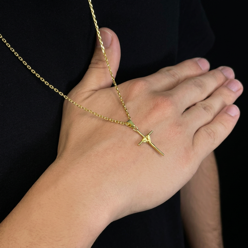 CORRENTE CADEADO 2MM - 70CM + PINGENTE CRUZ ENROLADA (BANHADO A OURO 18K)