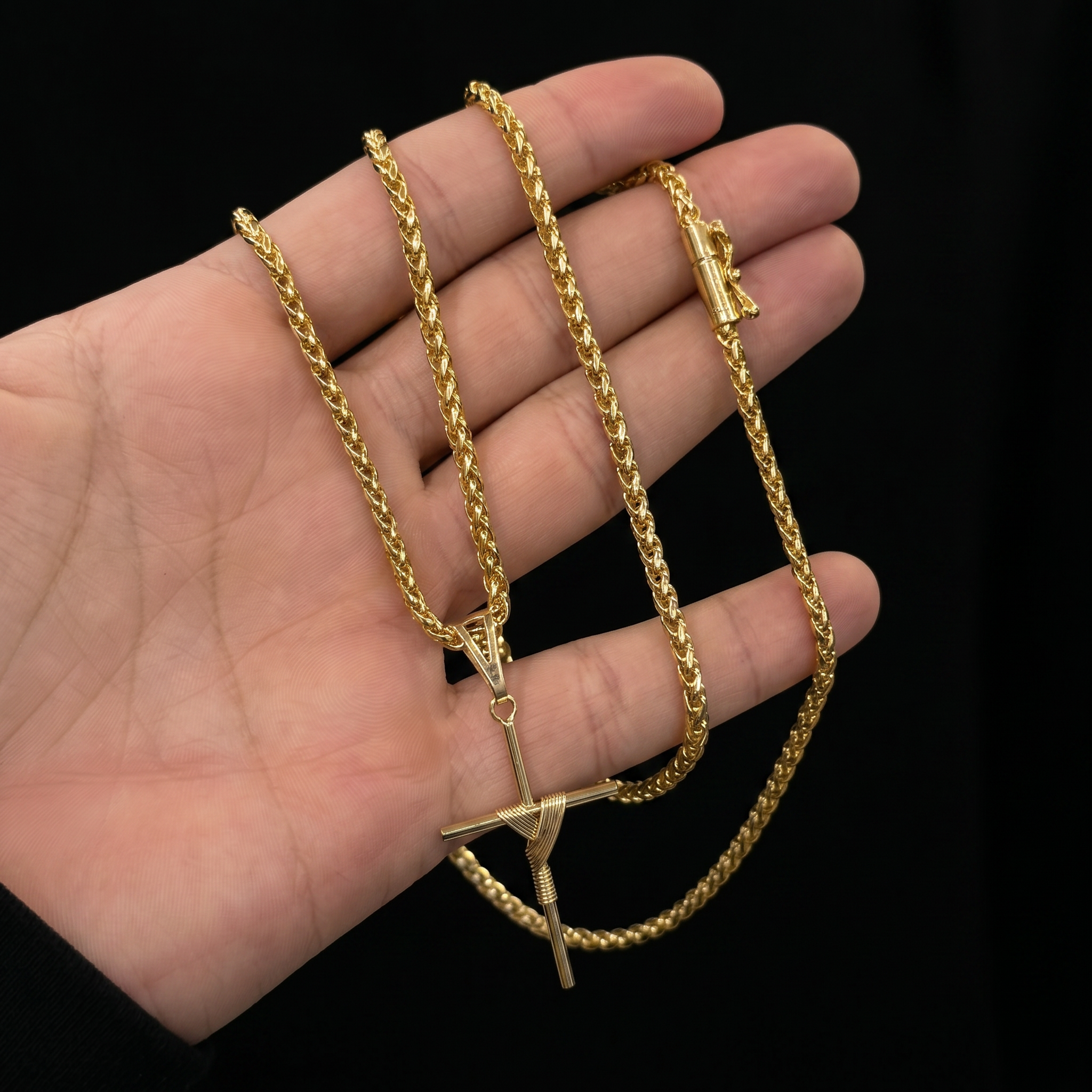 CORRENTE PERUANA 3MM - 70CM (FECHO BOMBA) + PINGENTE CRUZ ENROLADA MÉDIA (BANHADO A OURO 18K)