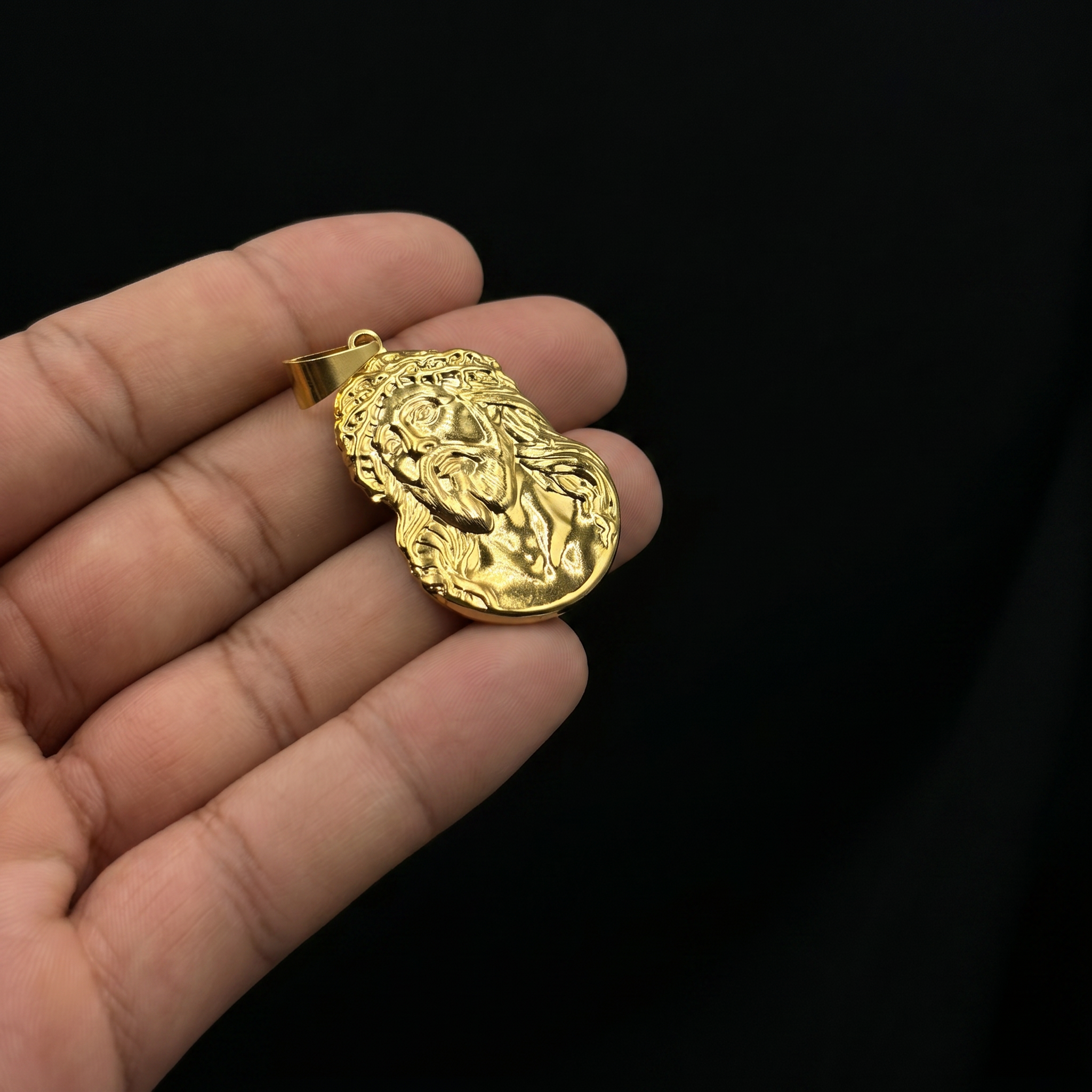 PINGENTE ROSTO DE CRISTO LATERAL - BANHADO A OURO 18K