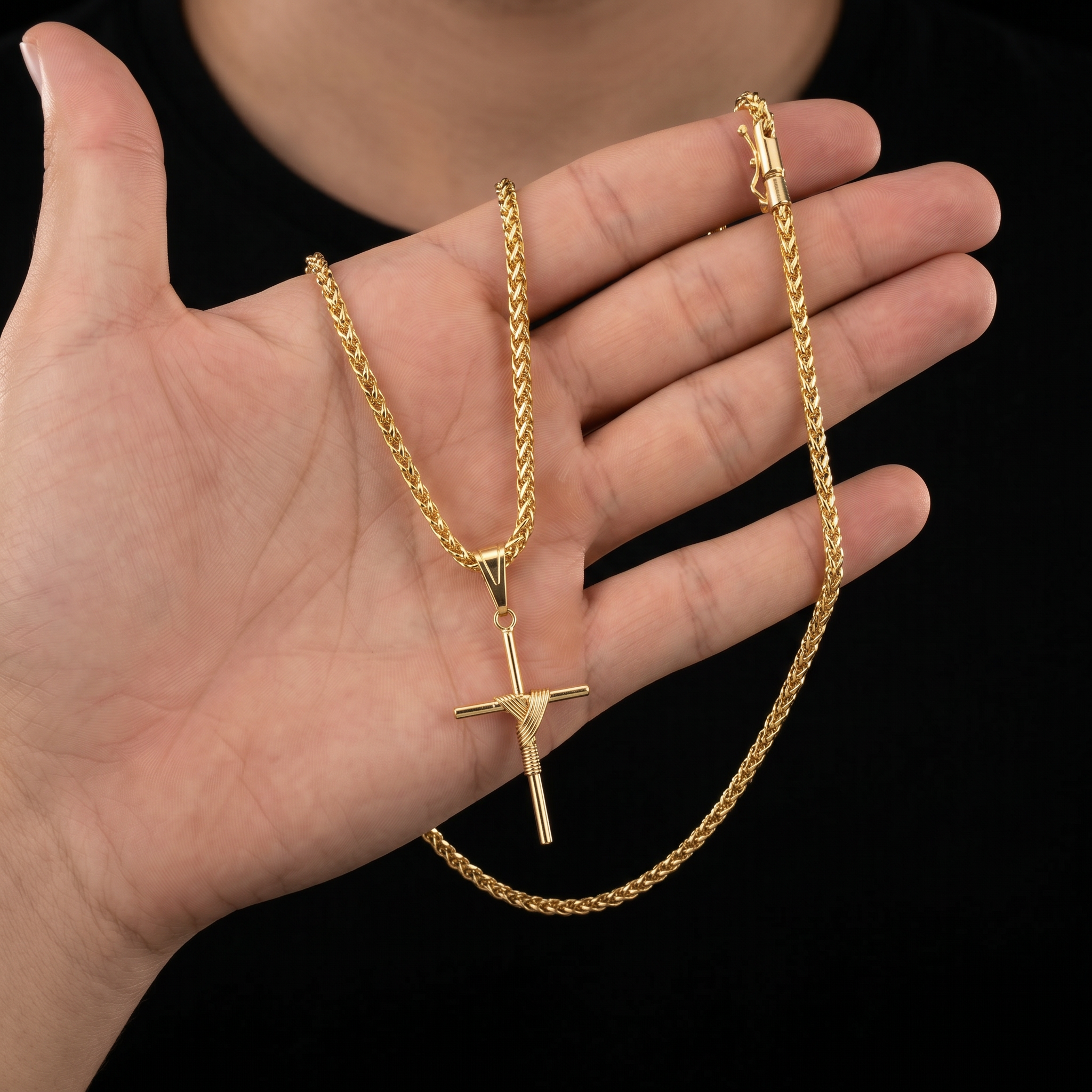 CORRENTE PERUANA 3MM - 70CM (FECHO BOMBA) + PINGENTE CRUZ ENROLADA MÉDIA (BANHADO A OURO 18K)
