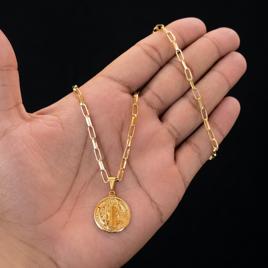 CORRENTE TIJOLINHO 4MM - 70CM (FECHO BOMBA) + PINGENTE MEDALHA DE SÃO BENTO MÉDIA (BANHADO A OURO 18K)