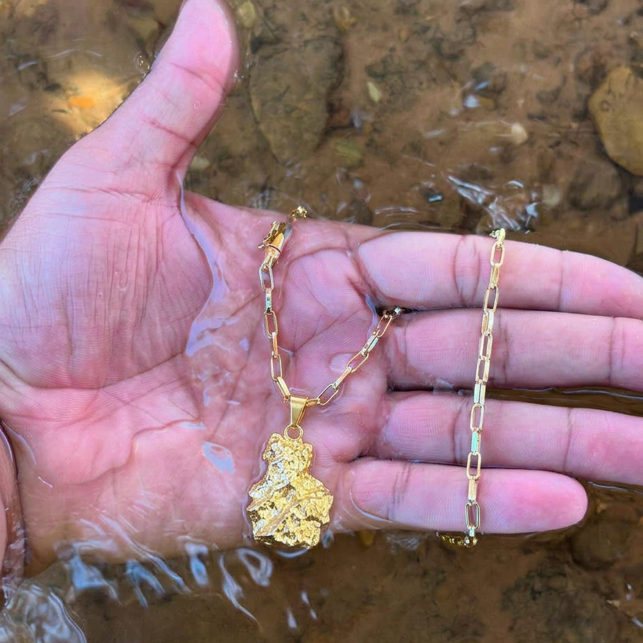 CORRENTE TIJOLINHO 4MM - 70CM (FECHO BOMBA) + PINGENTE PEPITA PEQUENA - 2,5CM (BANHADO A OURO 18K)