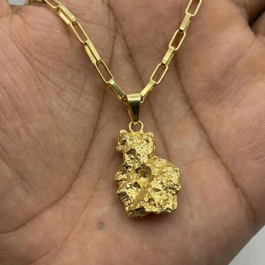CORRENTE TIJOLINHO 4MM - 70CM (FECHO BOMBA) + PINGENTE PEPITA PEQUENA - 2,5CM (BANHADO A OURO 18K)