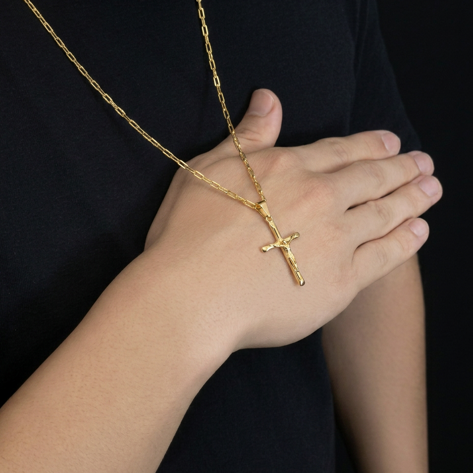 CORRENTE TIJOLINHO DE QUINA 2MM - 70CM + PINGENTE CRUZ PONTEADA COM CRISTO (BANHADO A OURO 18K)