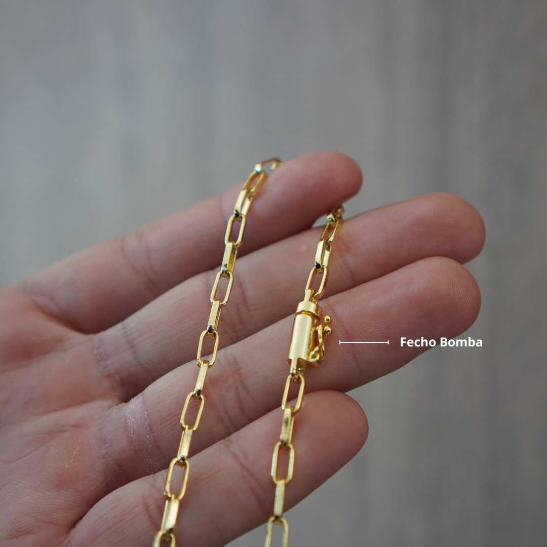 CORRENTE TIJOLINHO 4MM - 70CM (FECHO BOMBA) + PINGENTE CRUZ ENROLADA MÉDIA (BANHADO A OURO 18K)