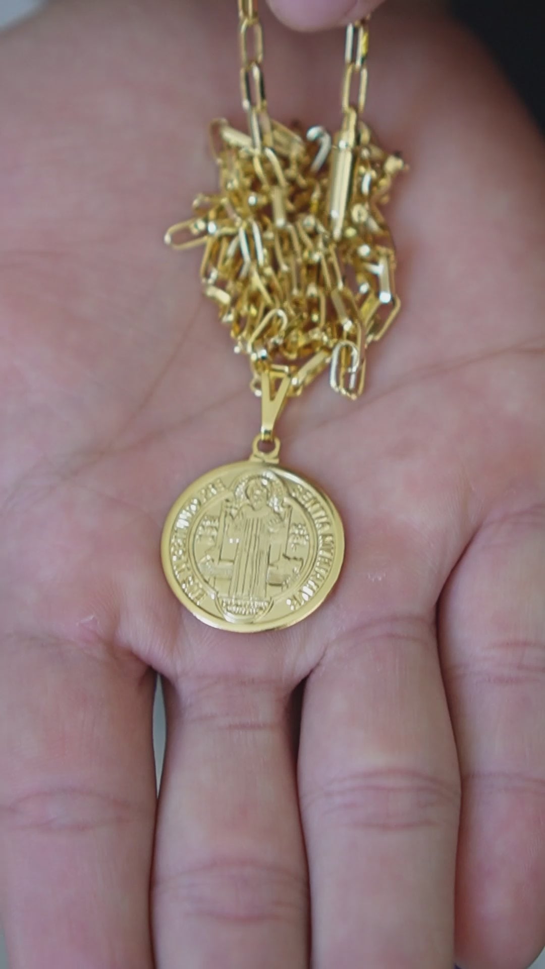 CORRENTE TIJOLINHO 4MM - 70CM (FECHO BOMBA) + PINGENTE MEDALHA DE SÃO BENTO MÉDIA (BANHADO A OURO 18K)