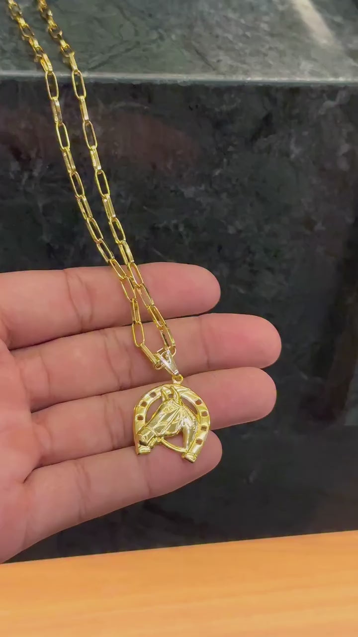 CORRENTE TIJOLINHO 4MM - 70CM (FECHO BOMBA) + PINGENTE FERRADURA MÉDIA - (BANHADO A OURO 18K)